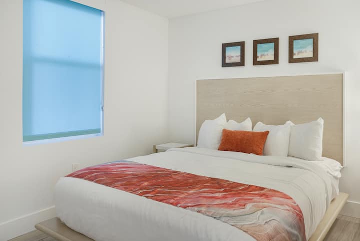 Cama tamaño queen en el dormitorio de invitados