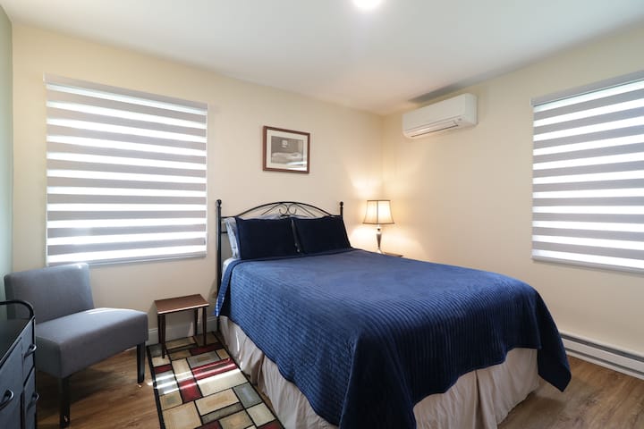 第二间卧室配备标准双人床垫。