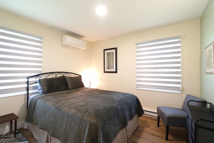 第一间卧室配备标准双人床垫。 