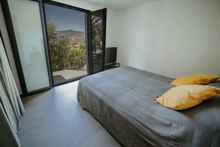 השכרת סדינים אפשרית + סט אחד של מגבות רחצה
€ 47 לשבוע עבור 2
יש להודיע על כך ל - MSG כדי לקבל אותם כשתגיעו

התשלום יועבר עם כניסתכם לשוער שיקבל את פניכם