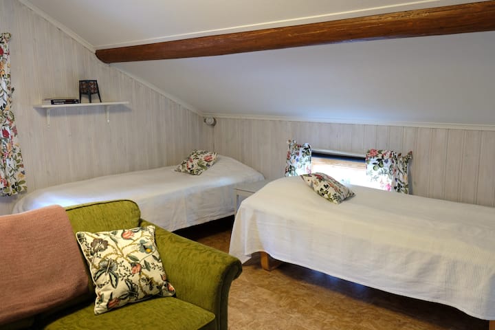 סלון למעלה עם 2 מיטות יחיד וספה קטנה/חדר משפחה למעלה עם 2 מיטות יחיד וספה קטנה (הערה! חדר הליכה כדי להגיע לחדר השינה 2.)