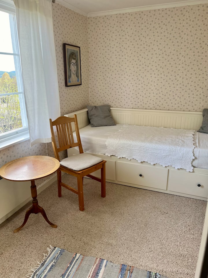 חדר שינה בקומה התחתונה הממוקם בתוך המטבח. שימו לב שאין דלת בין חדר השינה למטבח. לחדר הרחצה יש גישה ישירות מחדר השינה.