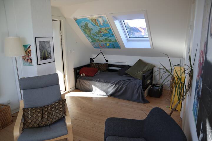 Dormitorio 5 y sala de estar de arriba.