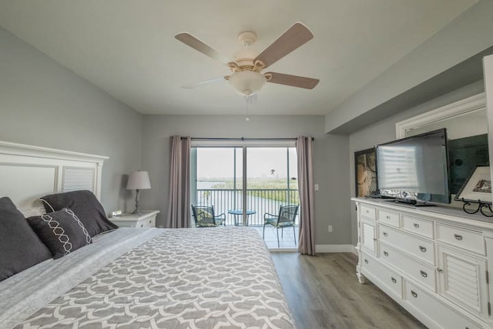 主卧室，可通过私人通道前往可俯瞰水景的阳台