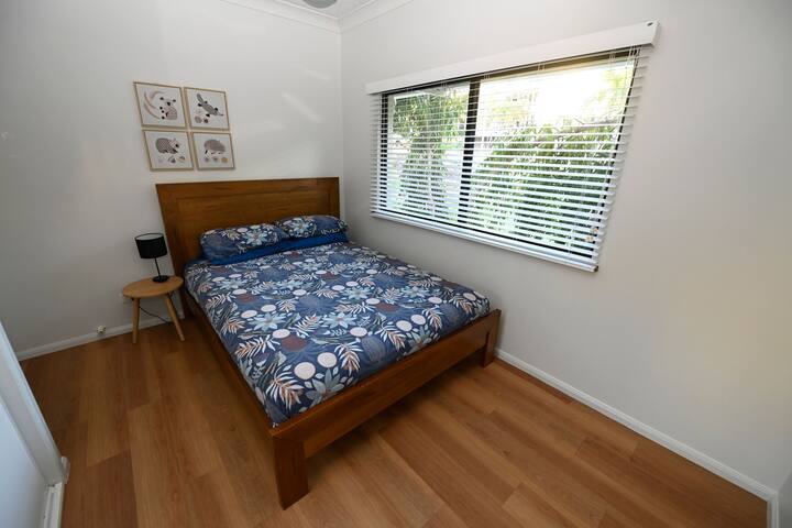 从2号卧室可欣赏城堡山的美景，足够容纳一张标准双人床和单人折叠床。 每间卧室都有一个嵌入式衣柜，配有悬挂空间和置物架，方便存放。