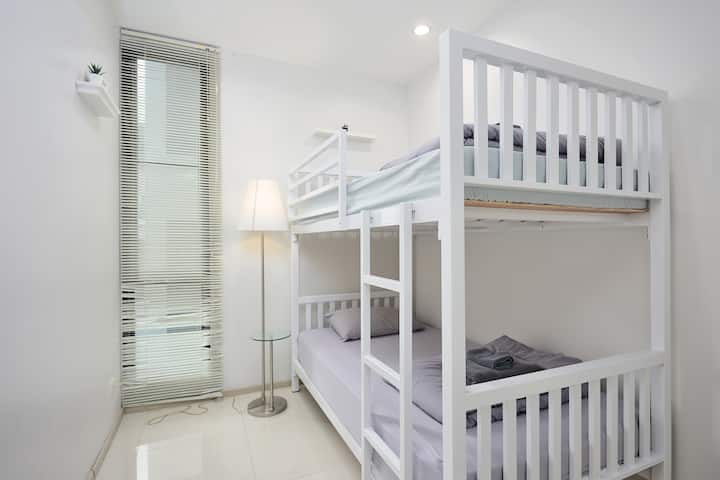 קומה 2; חדר שינה 4 עם מיטת קומותיים.