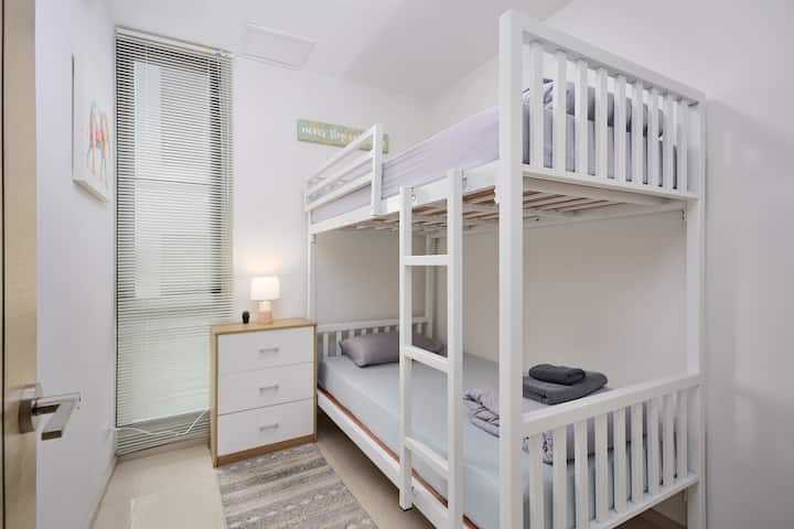 קומה 4; חדר שינה שלישי עם מיטת קומותיים.