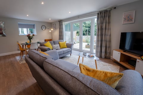 Top performing Airbnb: Stylish-Stays: Fleet, Patio, Pets, EV, Parking in Hart