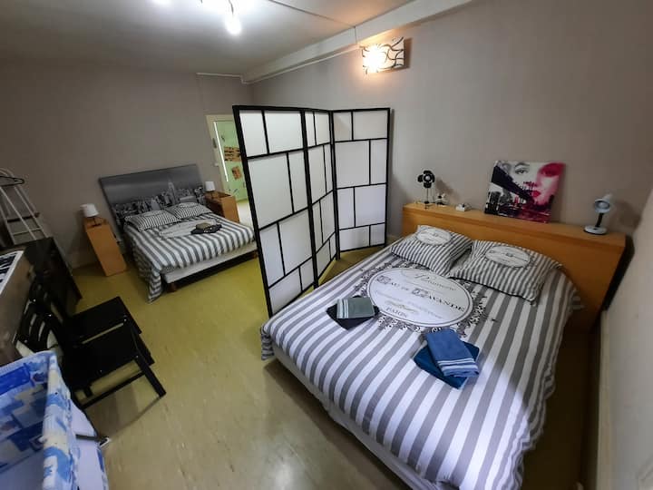 电影院、2张双人床和1张婴儿床