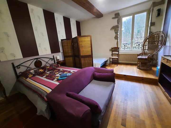 紫色房间， 2张双人床