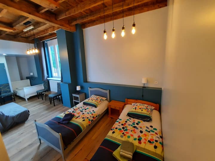 乒乓球房， 3张单人床， 1张双人床， 1张沙发床BZ ，浴室和厕所