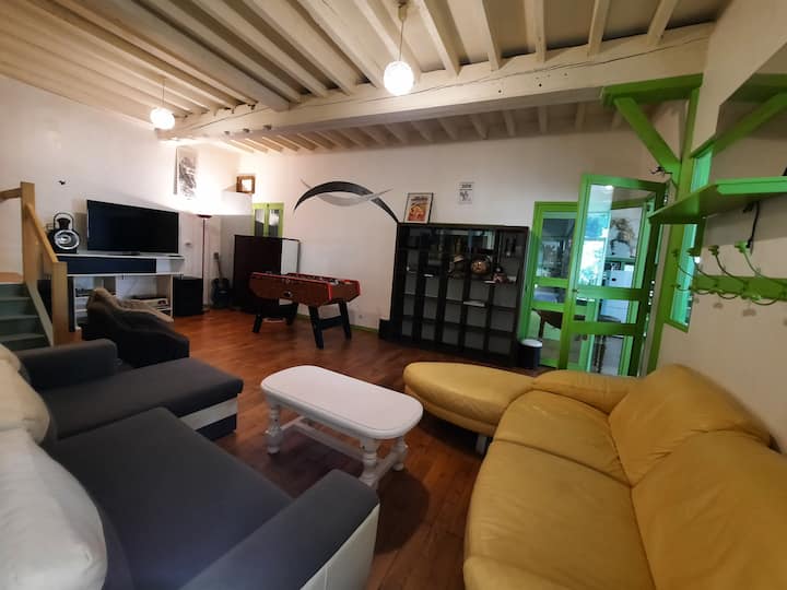 视频和桌上足球休息室