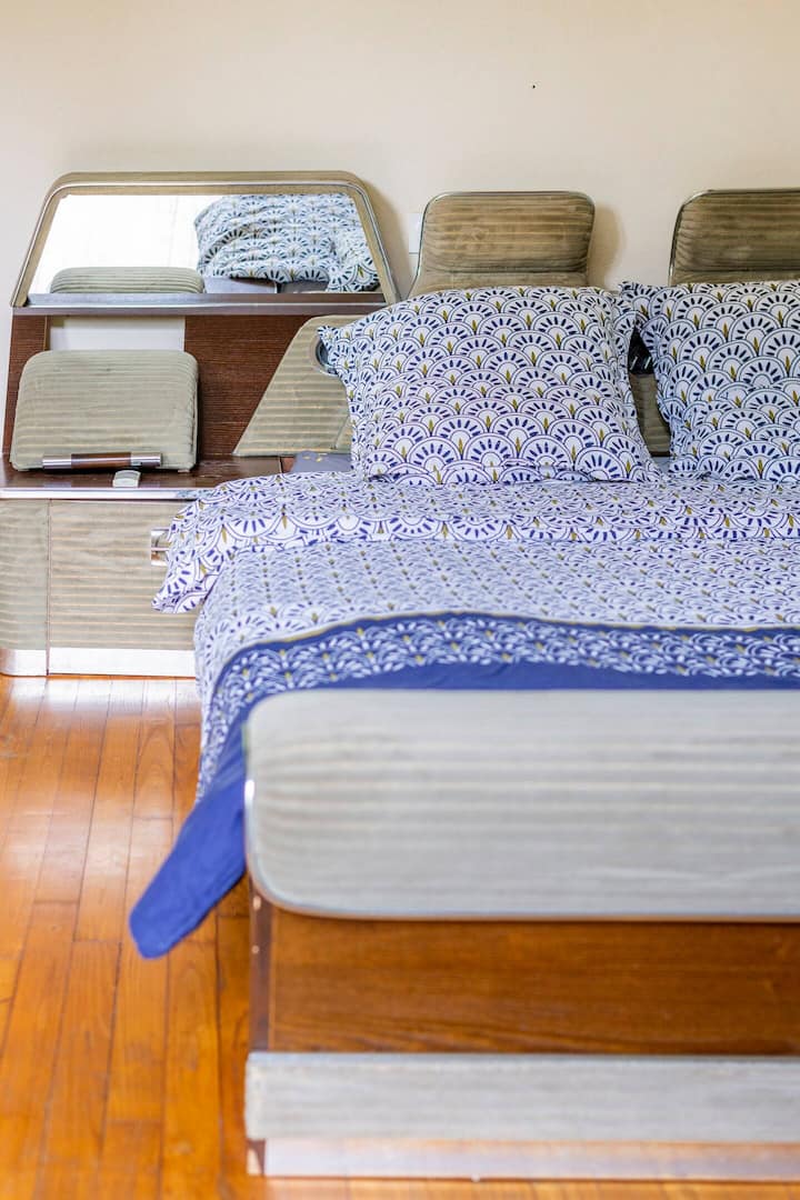 复古房间， 1张双人床和1张婴儿床