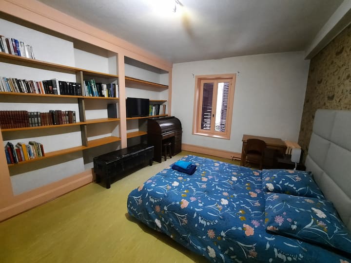 蜜蜂房， 1张双人床和1张双层床