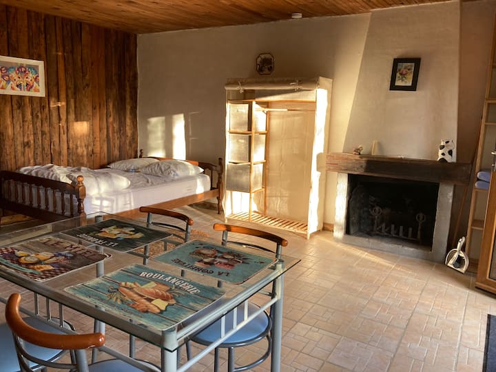 床的尺寸为140x200厘米，卧室还有一个衣柜