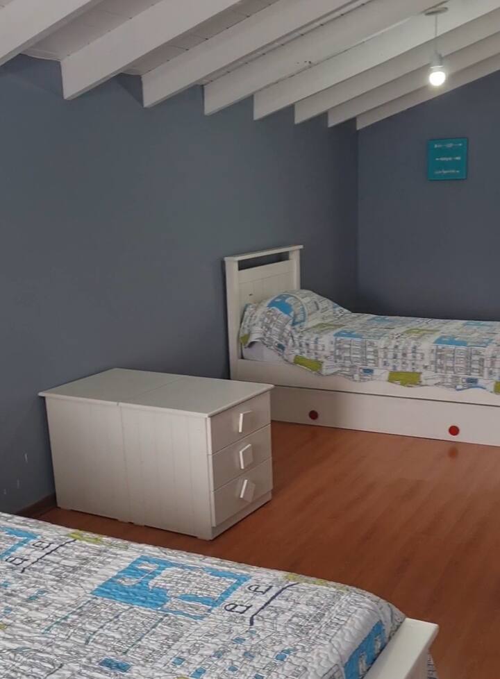 两张 90 x 190 厘米的单人床 