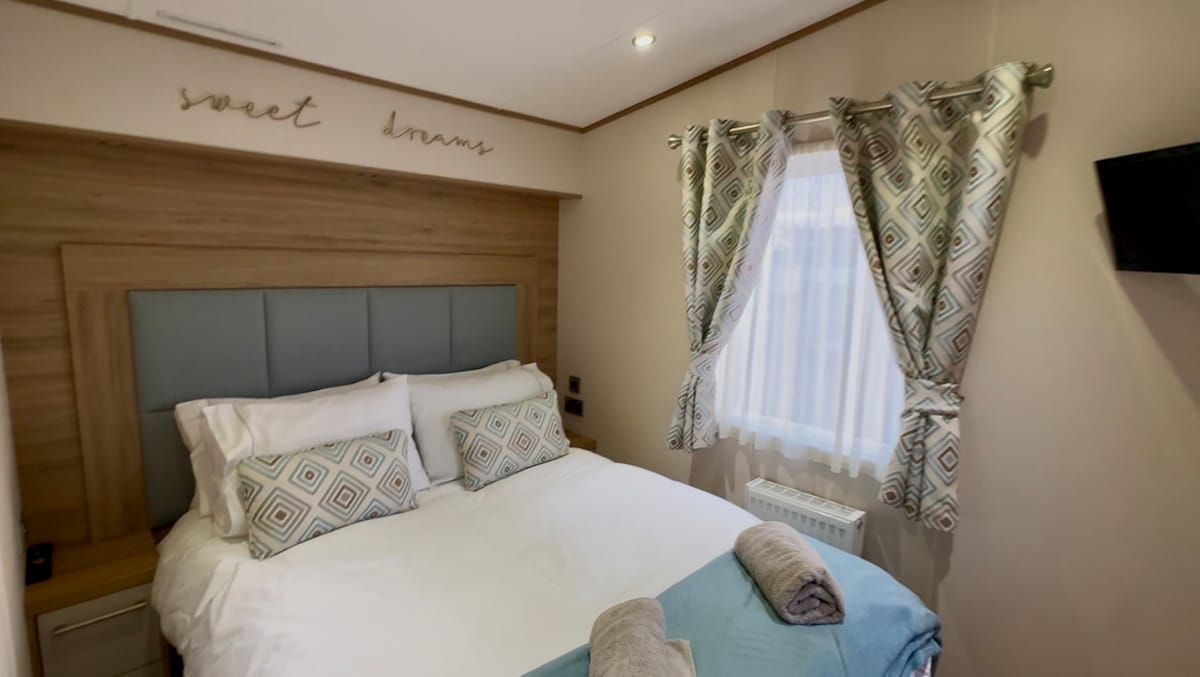 Kompaktna i udobna dvokrevetna spavaća soba s ugrađenim ormarima, toaletnim stolićem, TV-om, zavjesama za zamračivanje i radijatorom s vlastitim WC-om i umivaonikom.