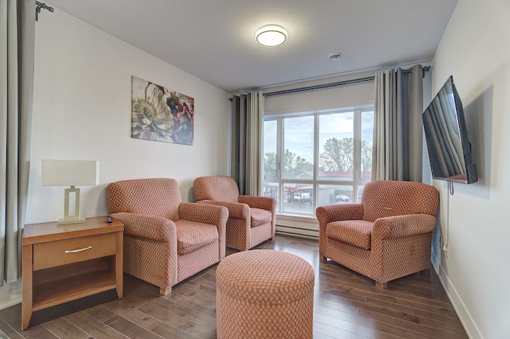 Charming Montreal Retreat: Cozy 2 Bedroom Apart - Dorval