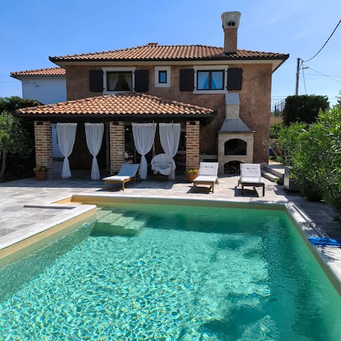 Holiday House Ursa with pool, 700m from beach