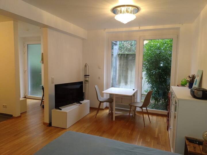 พื้นที่ใช้สอย 40 ตร.ม. พร้อมความเงียบสงบที่ยอดเยี่ยมเงียบสงบเนื่องจากด้านหลังของอาคาร... การพักผ่อนที่บริสุทธิ์เป็นไปได้อย่างง่ายดาย!
นอกจากนี้ยังไม่มีอะไรขวางทางทีวีตอนเย็นหากคุณต้องการอยู่ที่บ้าน 