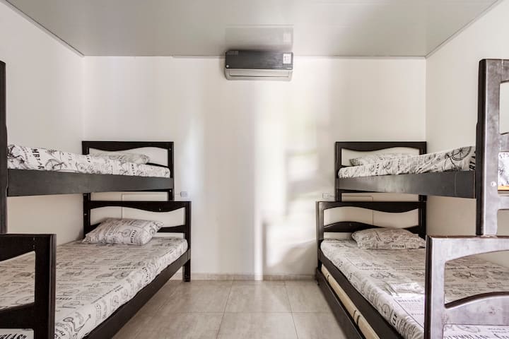 Habitación 4, cuenta con 2 camarones semidobles + cama auxiliar, aire acondicionado y closet