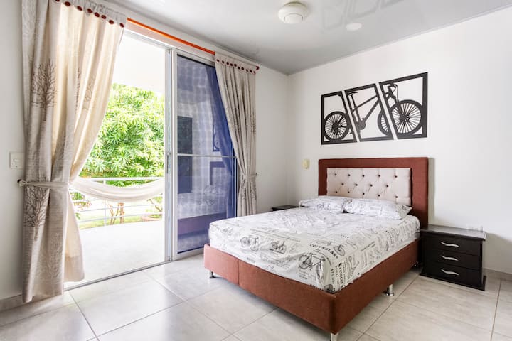 Habitación 2, con ventilación, balcón social hamaca y baño privado