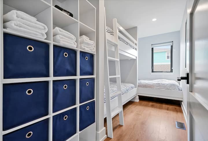 Მინი ორსართულიანი ოთახი, ქვედა სართულზე, 3 ორადგილიანი საწოლით.