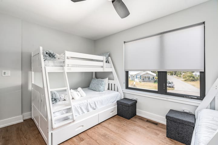 Ქვედა ბლოკის ორსართულიანი ოთახი ორადგილიანი საწოლის 2 კომპლექტით და ჯეკისა და ჯილის სააბაზანოთი