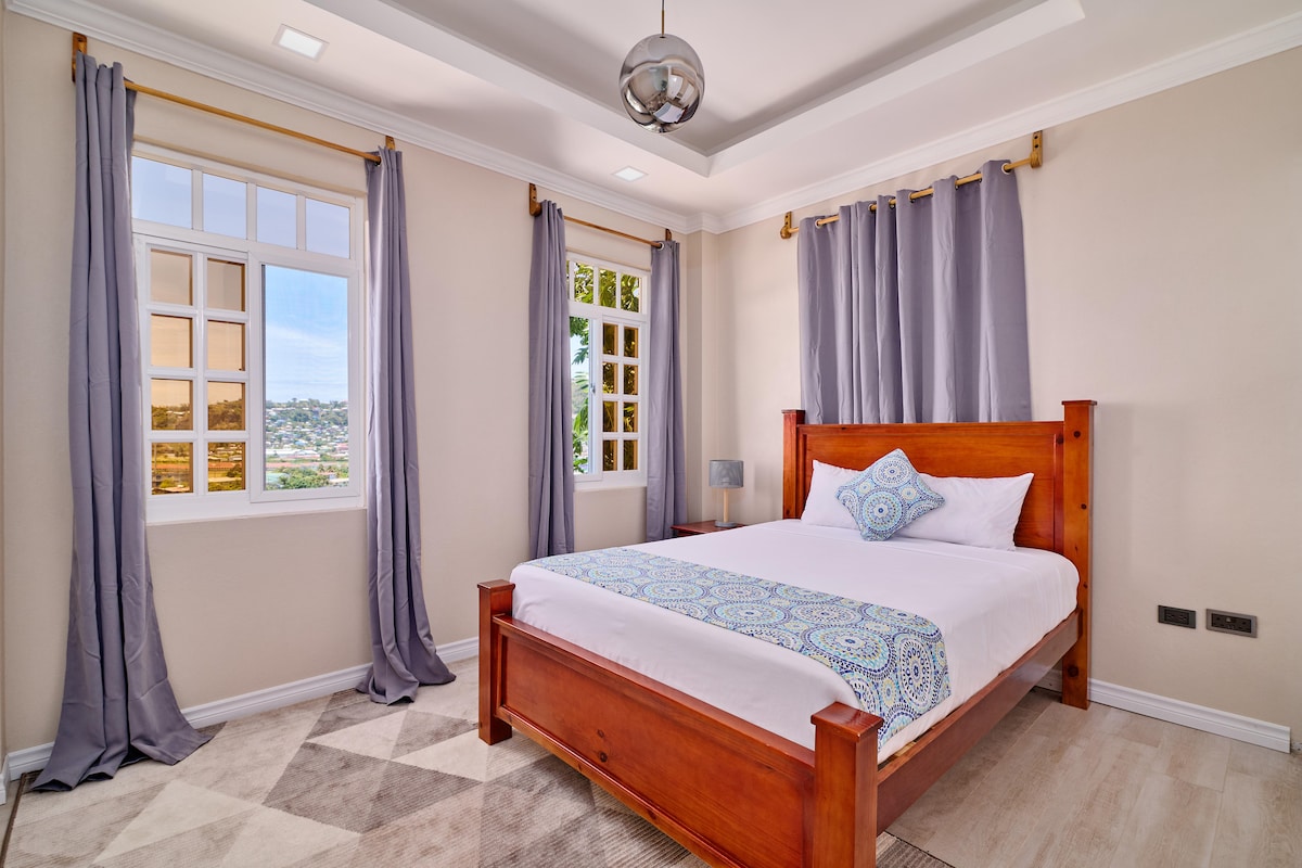 ห้องนอนกว้างขวางพร้อมเตียงควีนไซส์