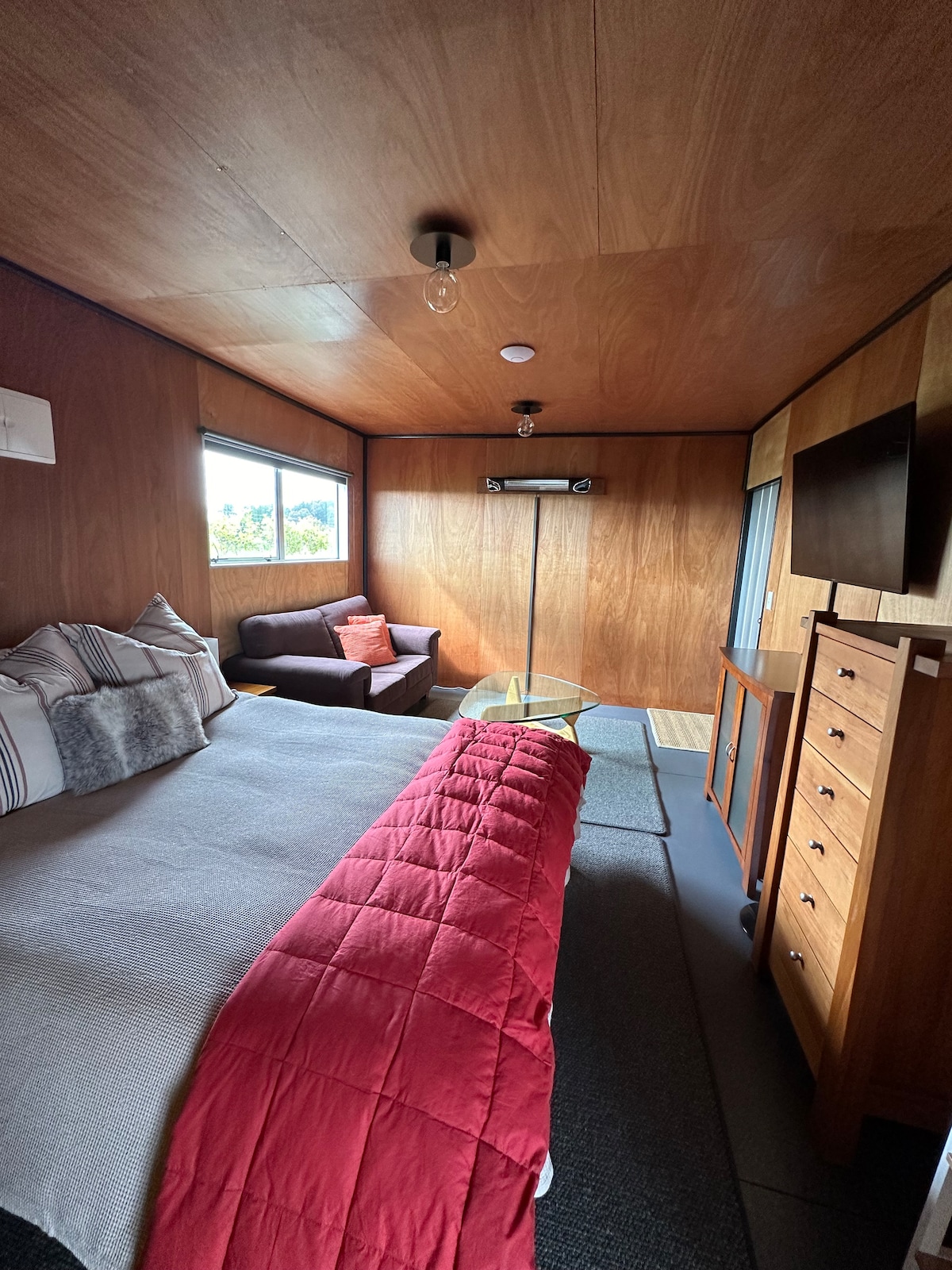 Dhoma e ndenjjes dhe dhoma e gjumit 
