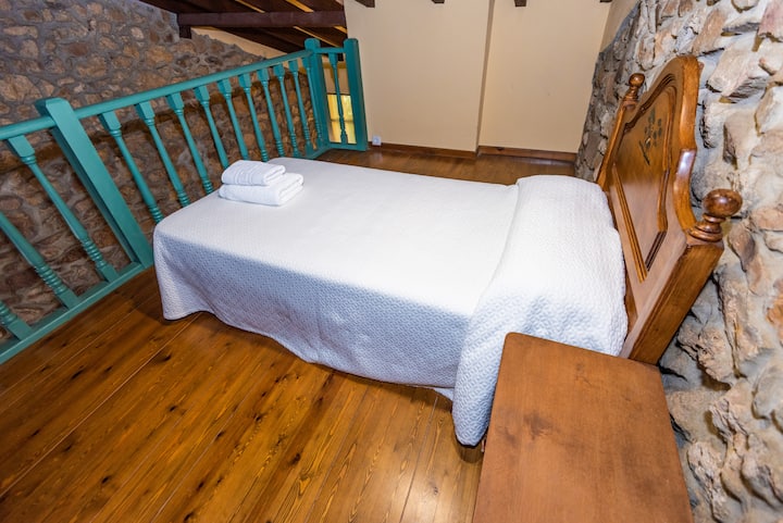 Дополнителен кревет во altillo abuhardillado, ви препорачуваме да се искачат повеќе од 6 години по видот на скалите
Горе нема бања, само двата кревета.