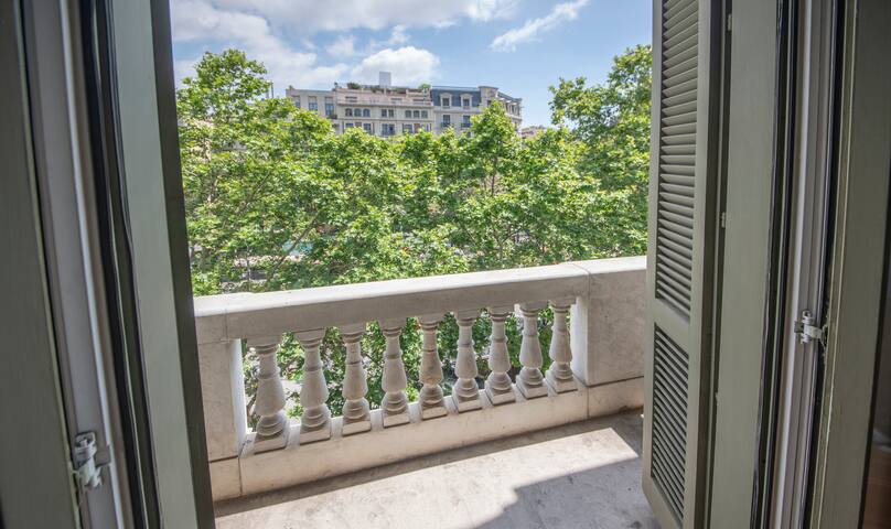 Paseo de Gracia C apartment; spacious & central gallery image 4