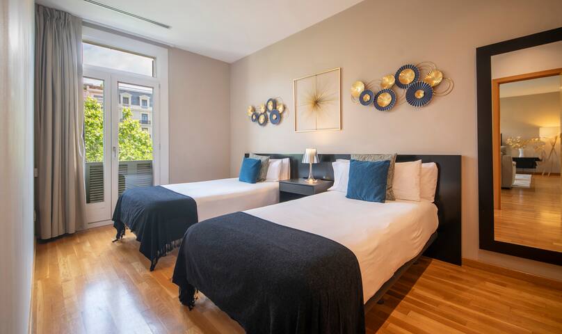 Paseo de Gracia C apartment; spacious & central gallery image 3
