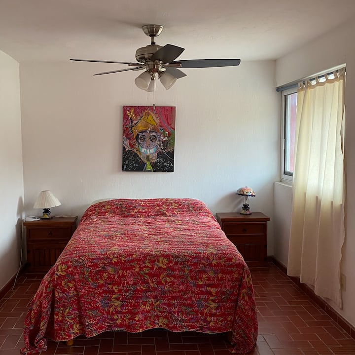 ห้องนอนมีขนาดใหญ่ มีแสงสว่างดีและมีพื้นที่จัดเก็บมากมาย