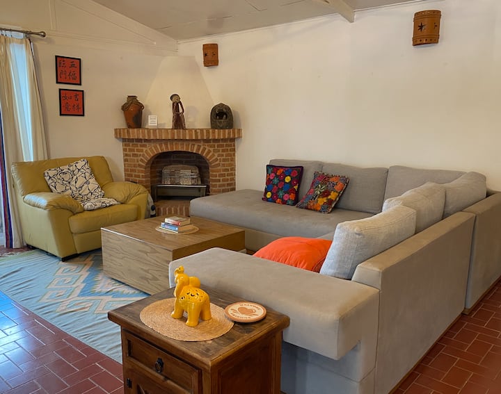 โซฟาแบบแยกส่วนยังสามารถใช้เป็นเตียงเสริมสำหรับผู้เข้าพักได้ มันค่อนข้างสบาย เตาผิงแก๊สช่วยเพิ่มความอบอุ่นในช่วงฤดูหนาว (ปลายเดือนธันวาคม - มกราคม) เดินออกไปยังลานบ้านที่ทำให้ห้องสว่างไสว
