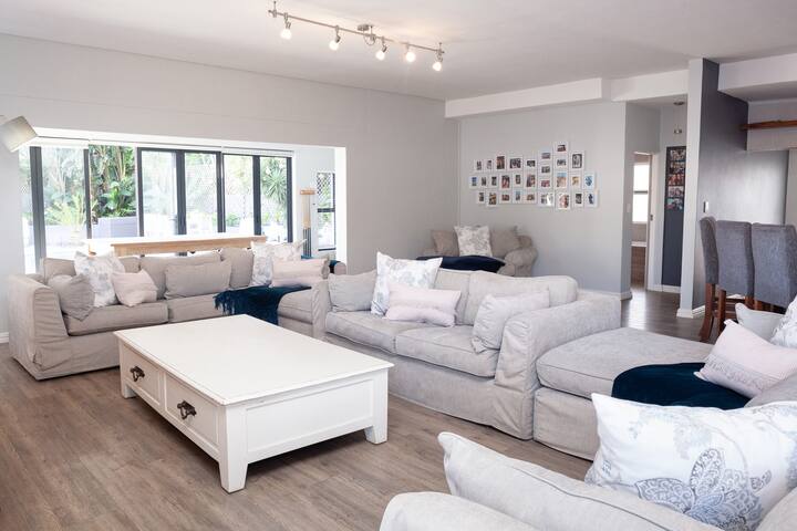 Elegant 8-Sleeper | Poolside Living & Braai Vibes gallery image 4