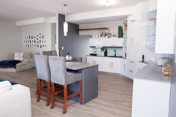 Elegant 8-Sleeper | Poolside Living & Braai Vibes gallery image 5