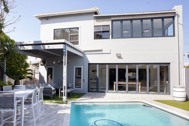 Elegant 8-Sleeper | Poolside Living & Braai Vibes gallery image 2