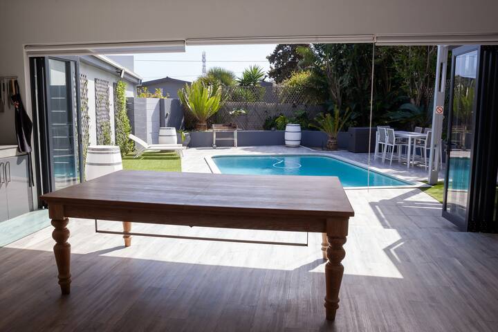 Elegant 8-Sleeper | Poolside Living & Braai Vibes gallery image 3