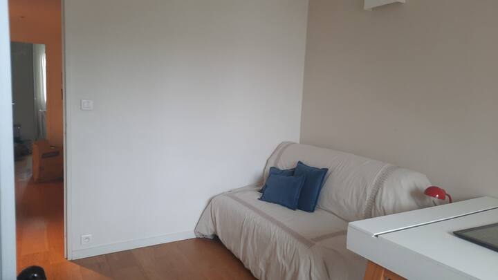 Rozkladacia pohovka v polohe pohovky. Umiestnenie postele nájdete na druhej fotke.