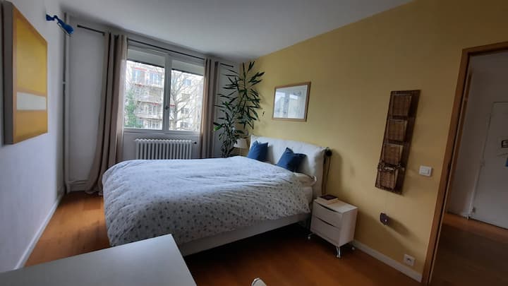 Hlavná spálňa s manželskou posteľou veľkosti King. Priestor na písací stôl s veľkou knižnicou kníh v angličtine, francúzštine a nemčine:)