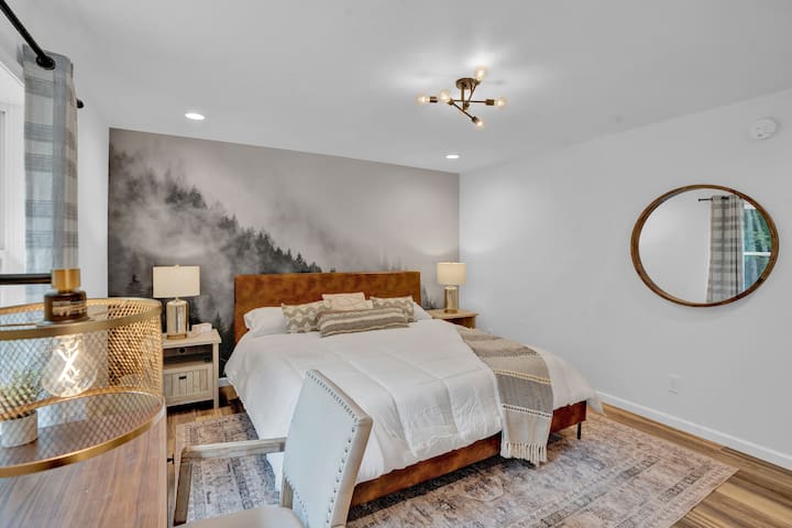 King sized bed

We provide all linens for the beds