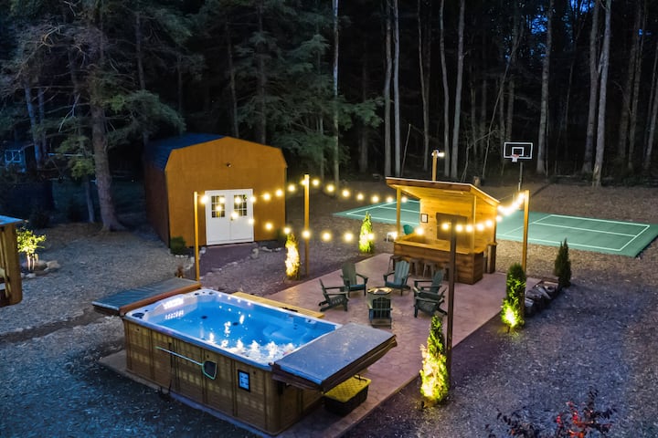 Luxury Retreat w/Golf Sim, Pickleball & Swim Spa!