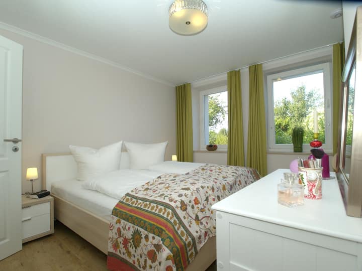 Chambre avec lit double (180x200cm), rideaux occultants, armoire et console avec miroir