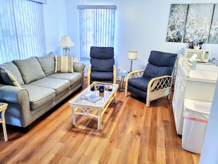 Restful Lakeside Cottage -Dogs Allowed - Sumter, SC