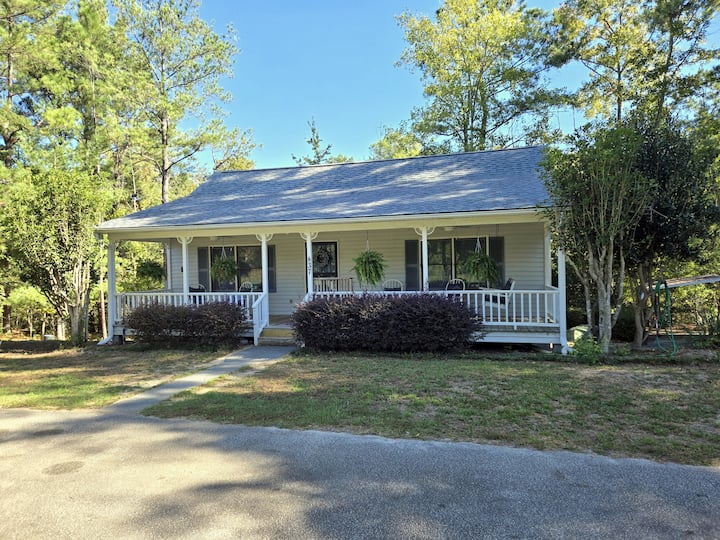 Restful Lakeside Cottage -Dogs Allowed - Sumter, SC
