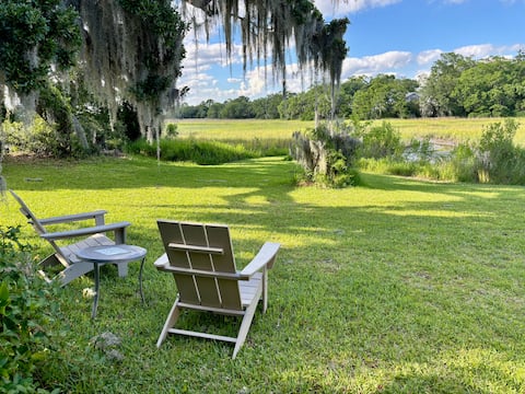 Private Waterfront Apartment Among The Grand Oaks