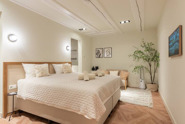 Renovated luxurious 200sqm loft in city center gallery image 3