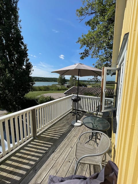 Cosy little house with sea view. Great location