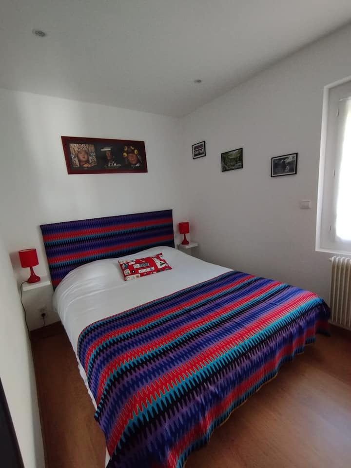 קווין סייז לא מואר בגודל 160x200 ס"מ.
